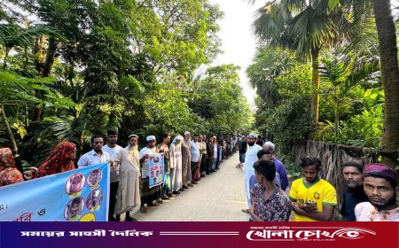 মঠবাড়িয়ায় হত্যা মামলার আসামীদের গ্রেফতারের দাবিতে মানববন্ধন