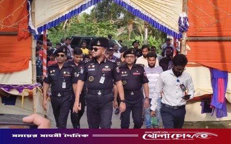 শ্রীনগরে দূর্গা পূজা উপলক্ষে মন্দির পরিদর্শনে র‍্যাবের অধিনায়ক