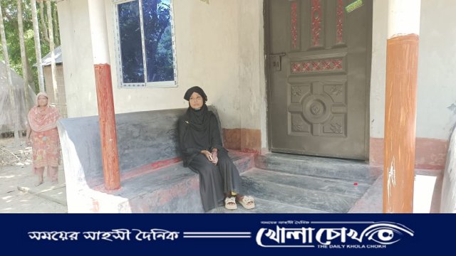 নগরকান্দায় বিয়ের দাবিতে প্রেমিকের বাড়িতে এক সন্তানের জননীর অনশন
