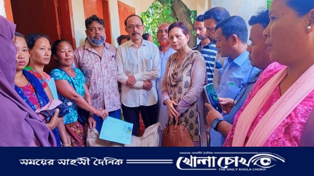 কাপ্তাইয়ে ভি ডব্লিউ বি কার্ডধারীদের মধ্যে চাল বিতরণ