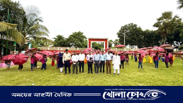 ইউএনও'র মানবিক ছোঁয়ায় খুশির জোয়ার, নতুন ছাতা-জার্সিতে হাসছে আলফাডাঙ্গার শৈশব