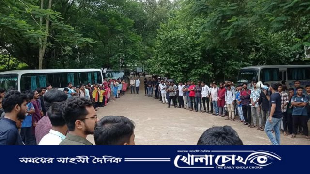কুবি শিক্ষার্থী সুমাইয়া ও তার মায়ের হত্যার বিচার দাবিতে মানববন্ধন