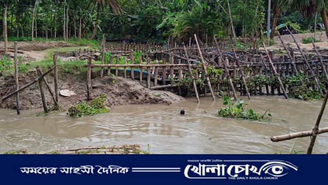 কাউখালীতে ব্রিজ নির্মাণের নামে খাল বন্ধ করে ঠিকাদার উধাও