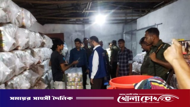 পুঠিয়ায় অনুমোদনহীন চিপস ও পানির কারখানাকে জরিমানা