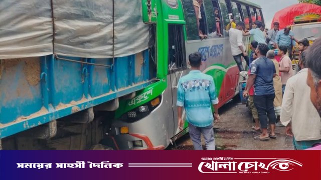 নোয়াখালীর সোনাইমুড়ীতে ট্রাককে বাসের ধাক্কা, চালক নিহত, আহত অন্তত ১২