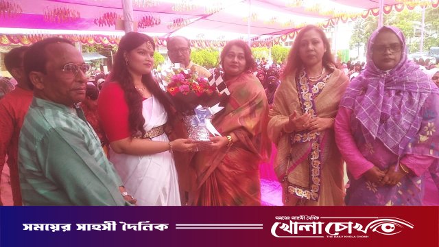 বোয়ালমারীতে সাবেক এমপির কন্যাকে লাল গালিচা সংবর্ধনা