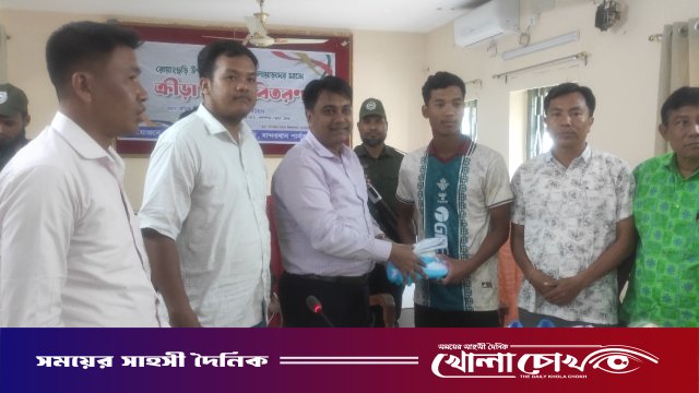 রোয়াংছড়িতে উপজেলা প্রশাসনের উদ্যোগে ফুটবলারদের মাঝে ক্রীড়া সামগ্রী বিতরণ
