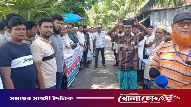 নোয়াখালীতে অস্থায়ী পুলিশ ক্যাম্প স্থাপনের দাবিতে বিক্ষোভ ও মানববন্ধন