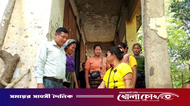 রুমায় দুস্থ নারীদের অভিযোগে ইউপি চেয়ারম্যানকে তাৎক্ষণিক চাল বিতরণের নির্দেশ