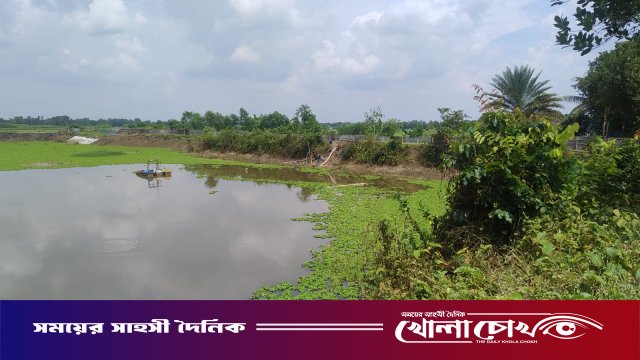 নবীনগরে রাতের অন্ধকারে ড্রেজার দিয়ে মাটি উত্তোলন