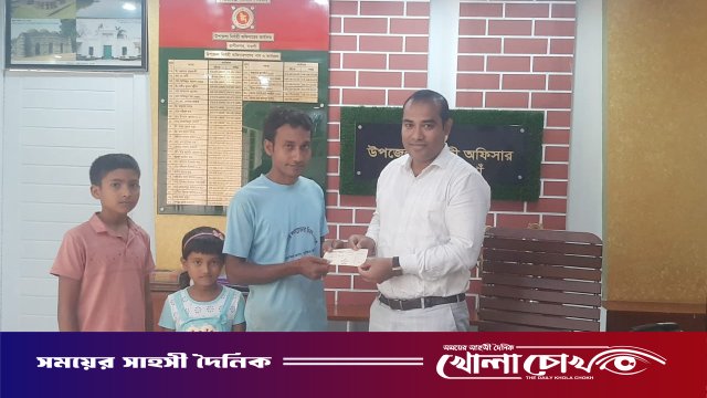 রাণীনগরে মা-হারা দুই শিশুকে ইউএনও’র আর্থিক সহায়তা
