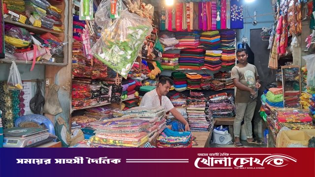 দুর্গোৎসবের আগে ক্রেতা সংকটে রুমা