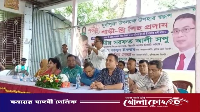 শারদীয় দুর্গাপূজা উপলক্ষে বিএনপি নেতা মীর সরফত আলী সপুর শ্রীনগরে উপহার বিতরণ