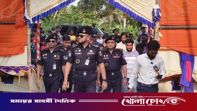 শ্রীনগরে দূর্গা পূজা উপলক্ষে মন্দির পরিদর্শনে র্যাবের অধিনায়ক