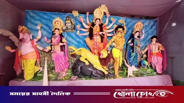 ঢাকের বাদ্যি আর উলুধ্বনিতে মুখরিত মাগুরার পূজামণ্ডপ