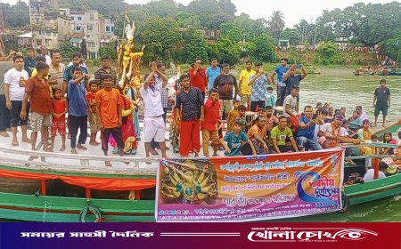 কাপ্তাইয়ে কর্ণফুলী নদীতে প্রতিমা বিসর্জনের মধ্য দিয়ে শেষ হলো শারদীয় দুর্গোৎসব