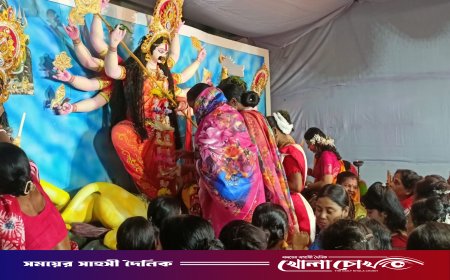 মাগুরায় বিজয়া দশমীতে সিঁদুর খেলায় বিদায় মা দুর্গাকে