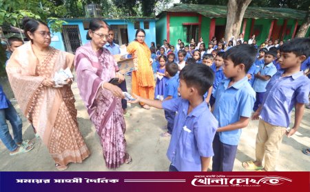 ফরিদপুরে স্কুল মিল্ক ফিডিং কর্মসূচির আওতায় দুধ খাচ্ছে শিশুরা