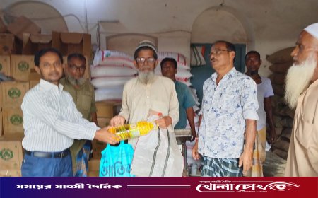 নওগাঁর আত্রাইয়ে স্বল্পমূল্যে টিসিবির পণ্য পেয়ে নিম্নআয়ের মানুষের মুখে হাসি