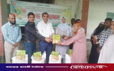 নওগাঁর রাণীনগরে রবি মৌসুমের কৃষি প্রণোদনার সার ও বীজ বিতরণ কার্যক্রমের উদ্বোধন