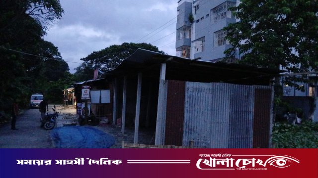 শ্রীনগরে আদালতের নিষেধাজ্ঞা অমান্য করে বালু ভরাটে ঘর নির্মাণের অভিযোগ