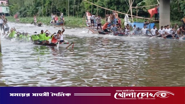 শ্রীনগরে ঐতিহ্যবাহী নৌকা বাইচে হাজারো মানুষের ঢল