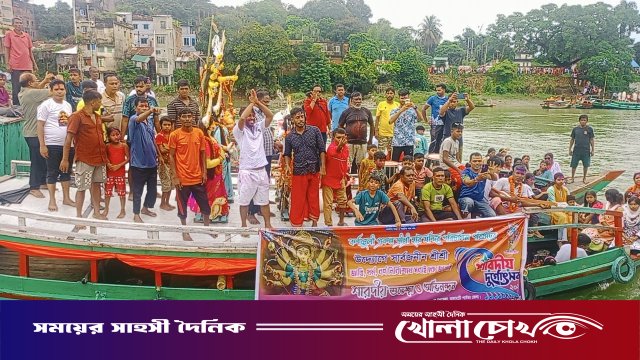 কাপ্তাইয়ে কর্ণফুলী নদীতে প্রতিমা বিসর্জনের মধ্য দিয়ে শেষ হলো শারদীয় দুর্গোৎসব