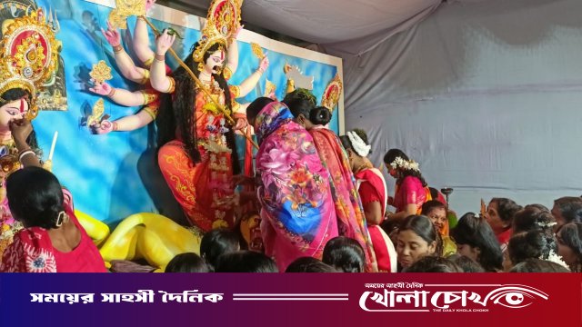 মাগুরায় বিজয়া দশমীতে সিঁদুর খেলায় বিদায় মা দুর্গাকে