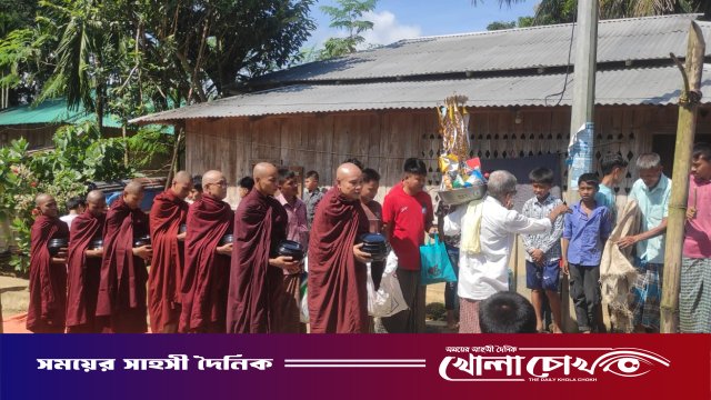 বৌদ্ধদের প্রবারণা দ্বিতীয় দিনের ভিক্ষুসংঘ পিন্ড চরণ রোয়াংছড়িতে