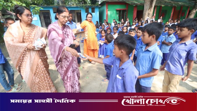 ফরিদপুরে স্কুল মিল্ক ফিডিং কর্মসূচির আওতায় দুধ খাচ্ছে শিশুরা