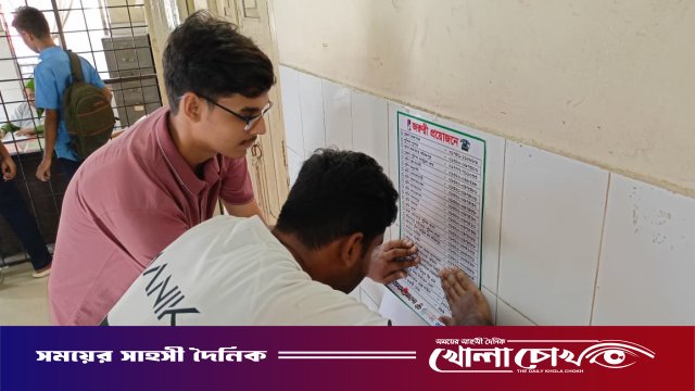 প্রতিষ্ঠাবার্ষিকীতে ফরিদপুরে জরুরি সেবা নম্বর সাঁটাল প্রথম আলো বন্ধুসভা