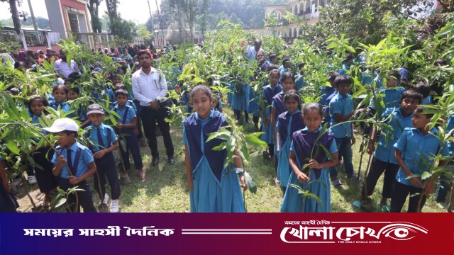 ফরিদপুরে শিক্ষার্থীদের মাঝে লংকাবাংলা ফাউন্ডেশনের আম গাছের চারা বিতরণ