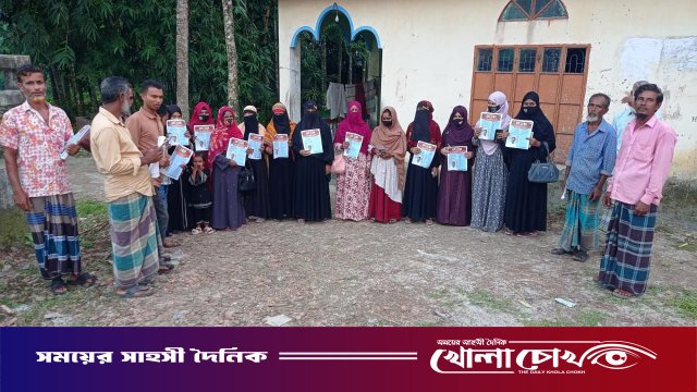 পিরোজপুরে তারেক রহমানের ৩১ দফার লিফলেট বিতরণ