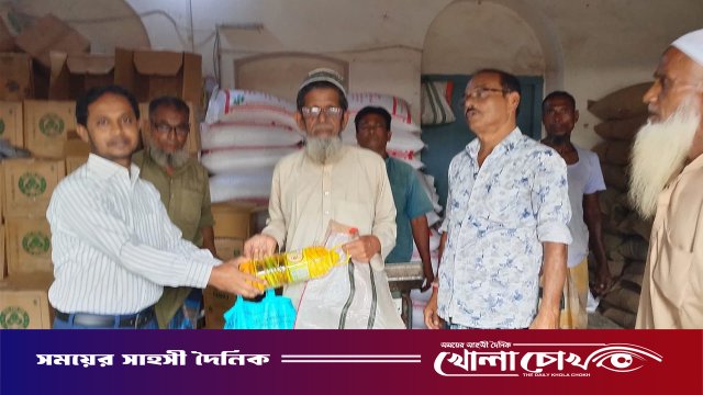 নওগাঁর আত্রাইয়ে স্বল্পমূল্যে টিসিবির পণ্য পেয়ে নিম্নআয়ের মানুষের মুখে হাসি