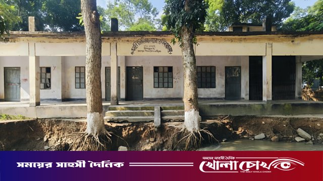 ভাঙনের হুমকিতে আলফাডাঙ্গার আল-হেরা দাখিল মাদ্রাসা, শিক্ষা ও আশার আলো বাঁচাতে এলাকাবাসীর আকুল আবেদন