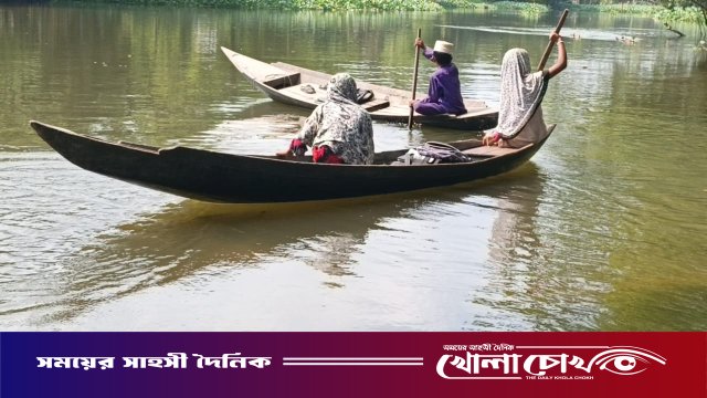 উন্নয়ন বঞ্চিত নাজিরপুরের প্রত্যন্ত এলাকার ডিঙ্গি নৌকাই যখন চলাচলের একমাএ ভরসা