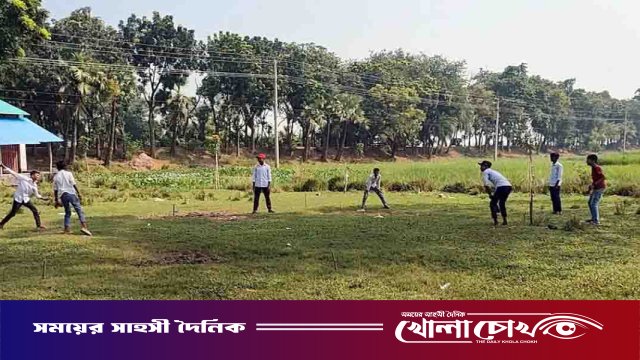 রাণীনগরে খেলার মাঠের অভাবে ক্রীড়ানৈপুণ্য দেখাতে পারছে না সিম্বা ইউনাইটেড উচ্চ বিদ্যালয়ের শিক্ষার্থীরা