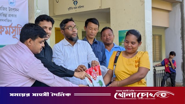 থানচিতে প্রান্তিক কৃষকদের মাঝে শীতকালীন সবজির বীজ ও সার বিতরণ