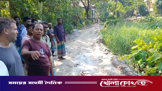 শ্রীনগরে সরকারি রাস্তার উন্নয়ন কাজে বাধা, চরম ক্ষোভে এলাকাবাসী