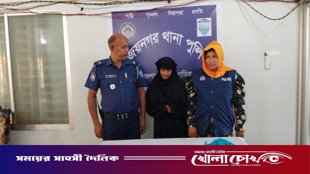 সুন্দরী তরুণী বড় ইয়াবা চালান বহন করতে গিয়ে পুলিশের জালে আটক
