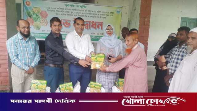 নওগাঁর রাণীনগরে রবি মৌসুমের কৃষি প্রণোদনার সার ও বীজ বিতরণ কার্যক্রমের উদ্বোধন