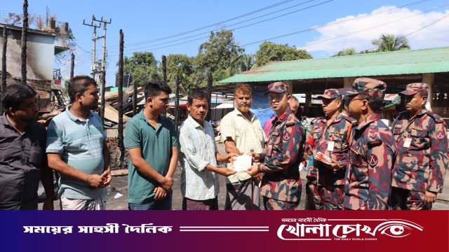 অগ্নিকাণ্ডে ক্ষতিগ্রস্তদের পাশে বিজিবি’র মানবিক সহায়তা
