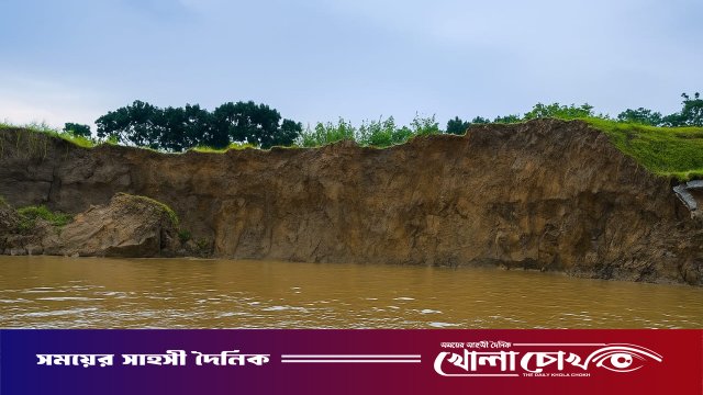 পদ্মার ভাঙনে ৩০ মিটার বাঁধ বিলীন, হুমকির মুখে সড়ক-বাড়ি-স্কুল