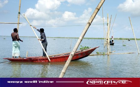 চরভদ্রাসনে পদ্মা নদীতে অবৈধ আড়াআড়ি বাঁধ অপসারণ