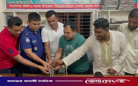 কেক কেটে সালথা প্রেসক্লাবের সভাপতি নুরুল ইসলাম নাহিদের জন্মদিন উদযাপন