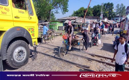 রাণীনগরে রেলগেটের উঁচু-নিচু রাস্তায় প্রতিদিন দুর্ঘটনা