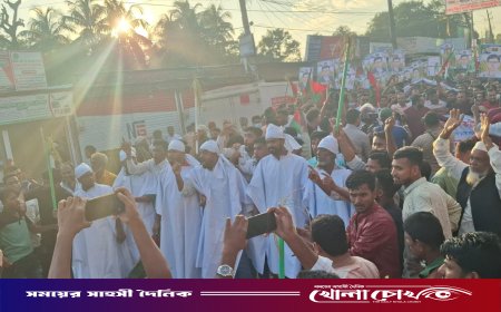 নোয়াখালীতে বিএনপির প্রার্থী পরিবর্তনের দাবিতে কাফনের কাপড় পরে বিক্ষোভ