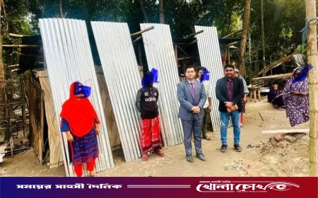 আলফাডাঙ্গায় অগ্নিকাণ্ডে ক্ষতিগ্রস্তদের মাঝে ঢেউটিন বিতরণ করল উপজেলা প্রশাসন