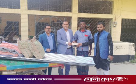 রাণীনগরে আগুনে বাড়ি পুড়ে যাওয়া পরিবারকে সহায়তা