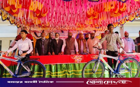 রাণীনগরে মেধা যাচাই পরীক্ষায় প্রথম স্থান অধিকার করায় দুই শিক্ষার্থীকে বাইসাইকেল উপহার